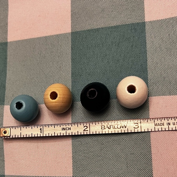 Craft supplies- wooden beads 4 colors - Picture 2 of 6